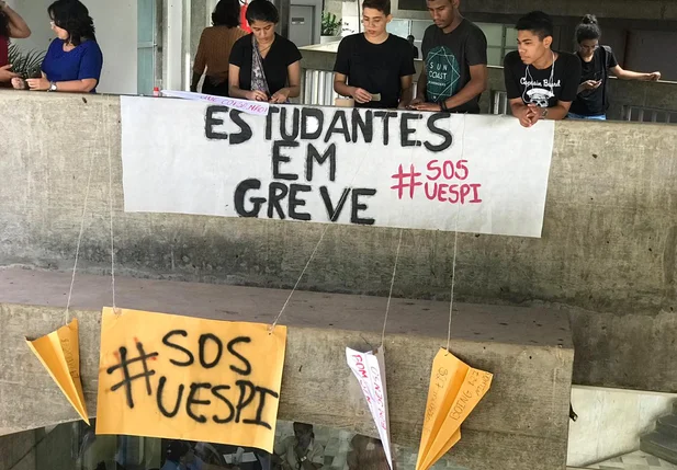 Manifestação durante greve na Uespi
