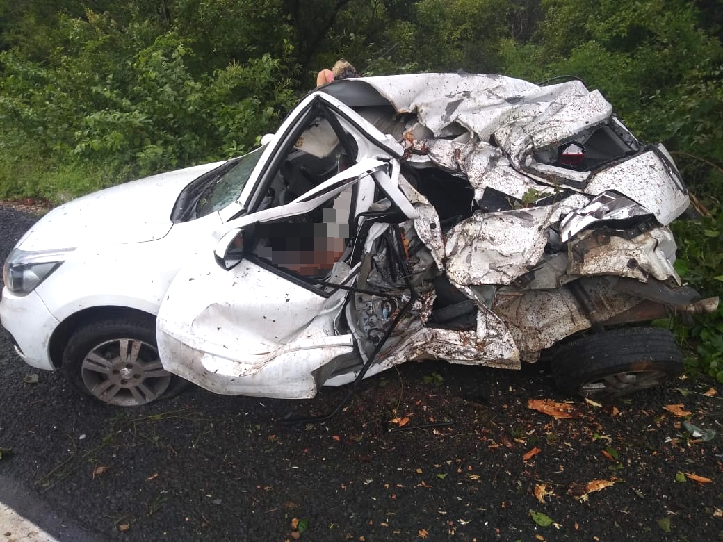 Veículo ficou destruído após acidente