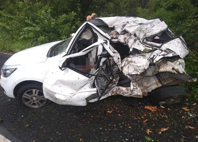 Veículo ficou destruído após acidente