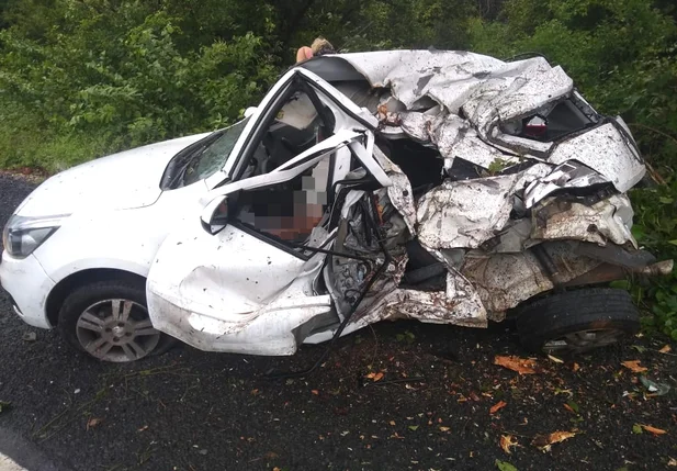 Veículo ficou destruído após acidente
