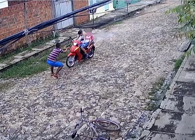 Bandido se jogou na frente da moto para roubar veículo em Teresina