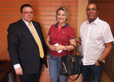 Major Elizete ao lado de Gessivaldo Isaías e Levino de Jesus