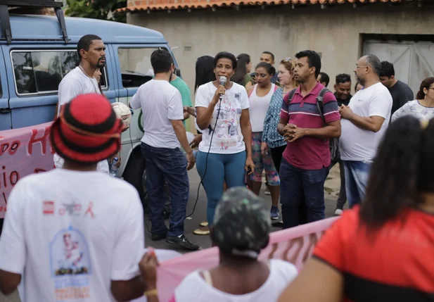 Moradora discursa