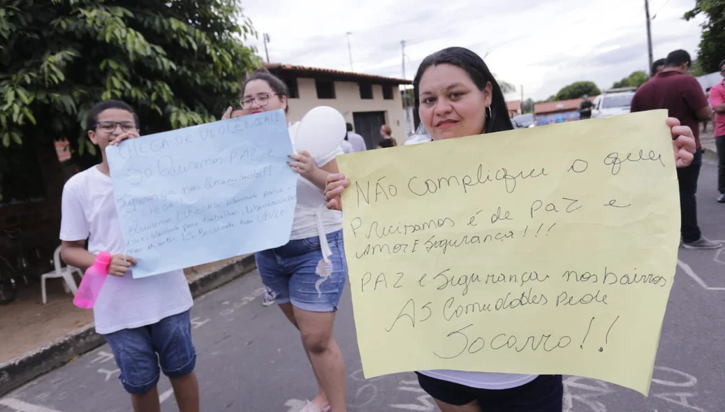 Moradores com cartazes