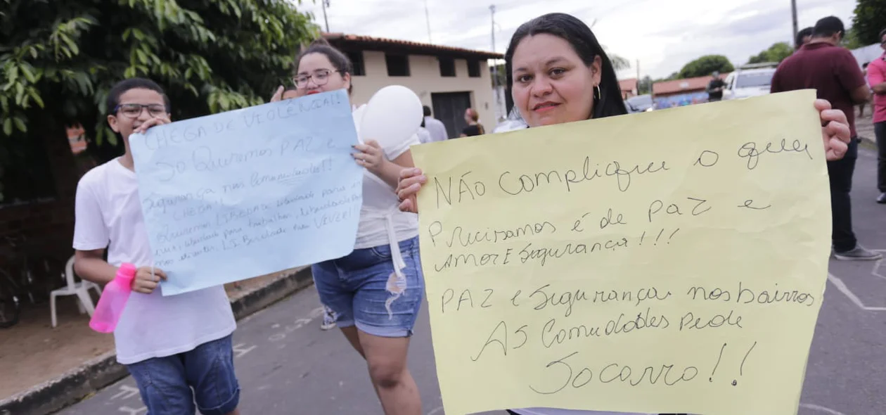 Moradores com cartazes