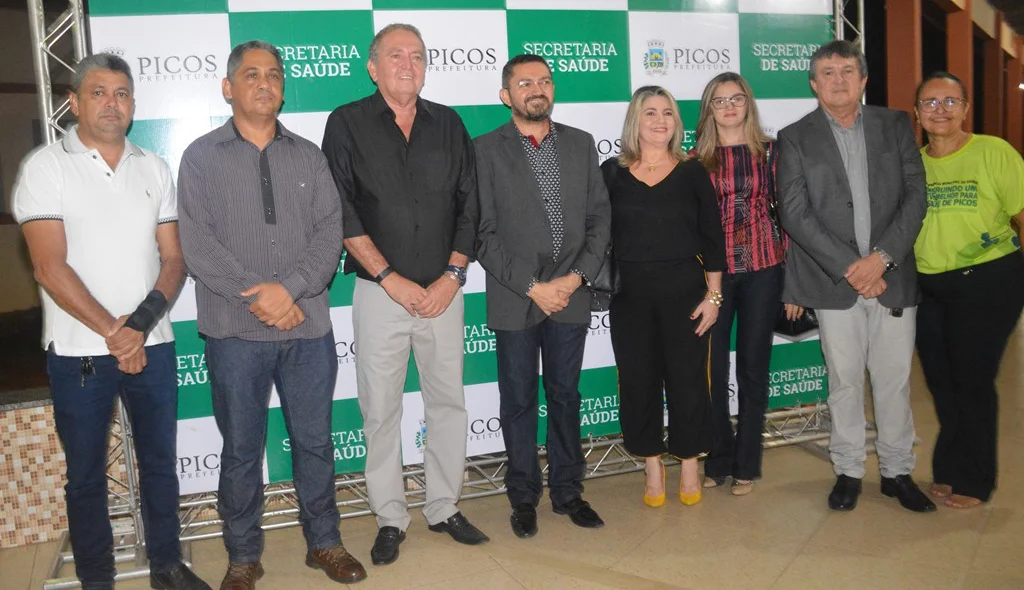 Padre Walmir e Dr. Júnior com participantes da conferência