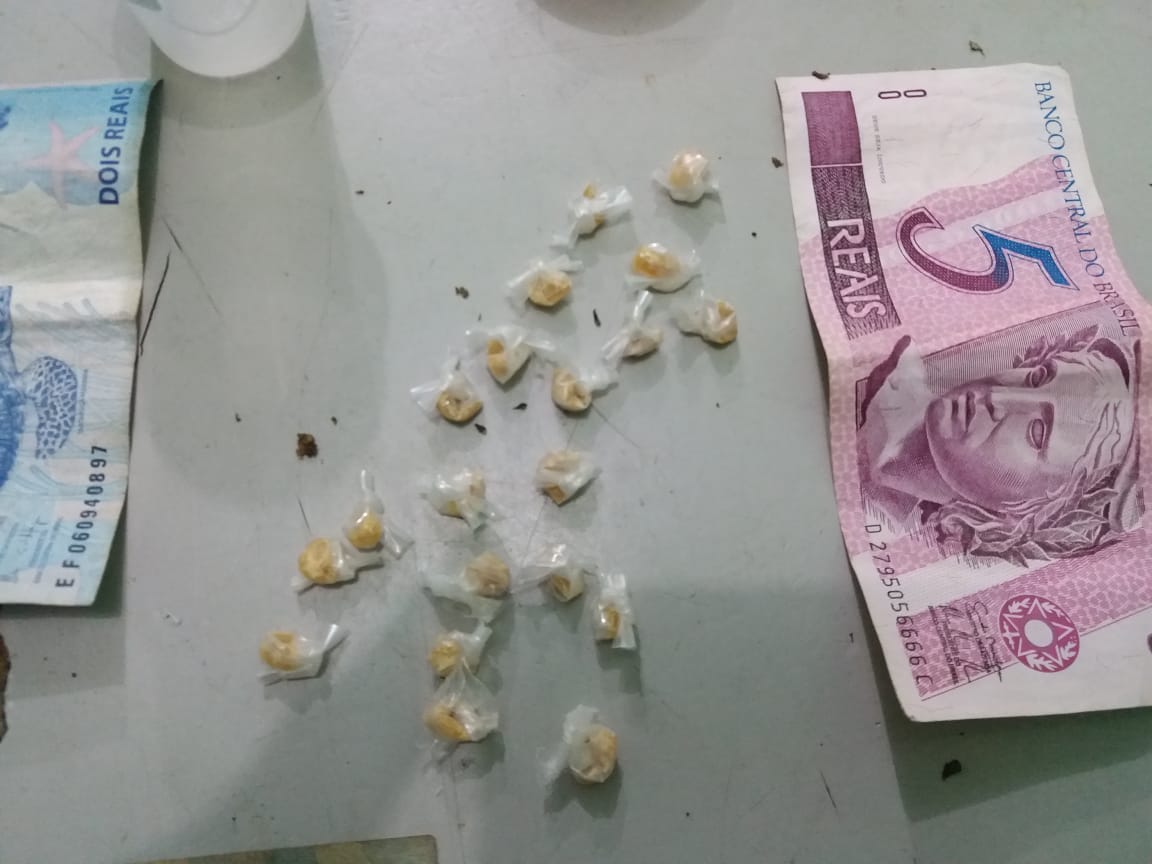 Pedras de crack e dinheiro trocado