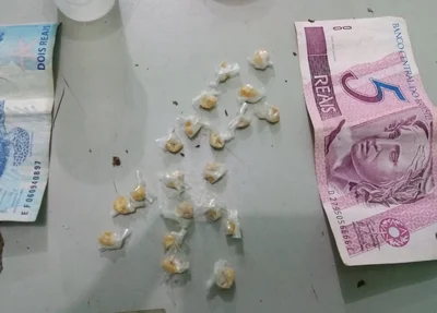 Pedras de crack e dinheiro trocado
