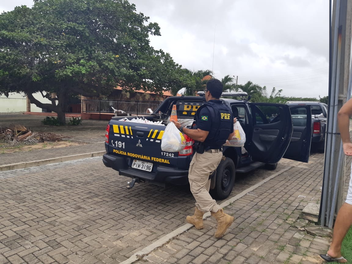 Agentes entregam os donativos no bairro Piauí
