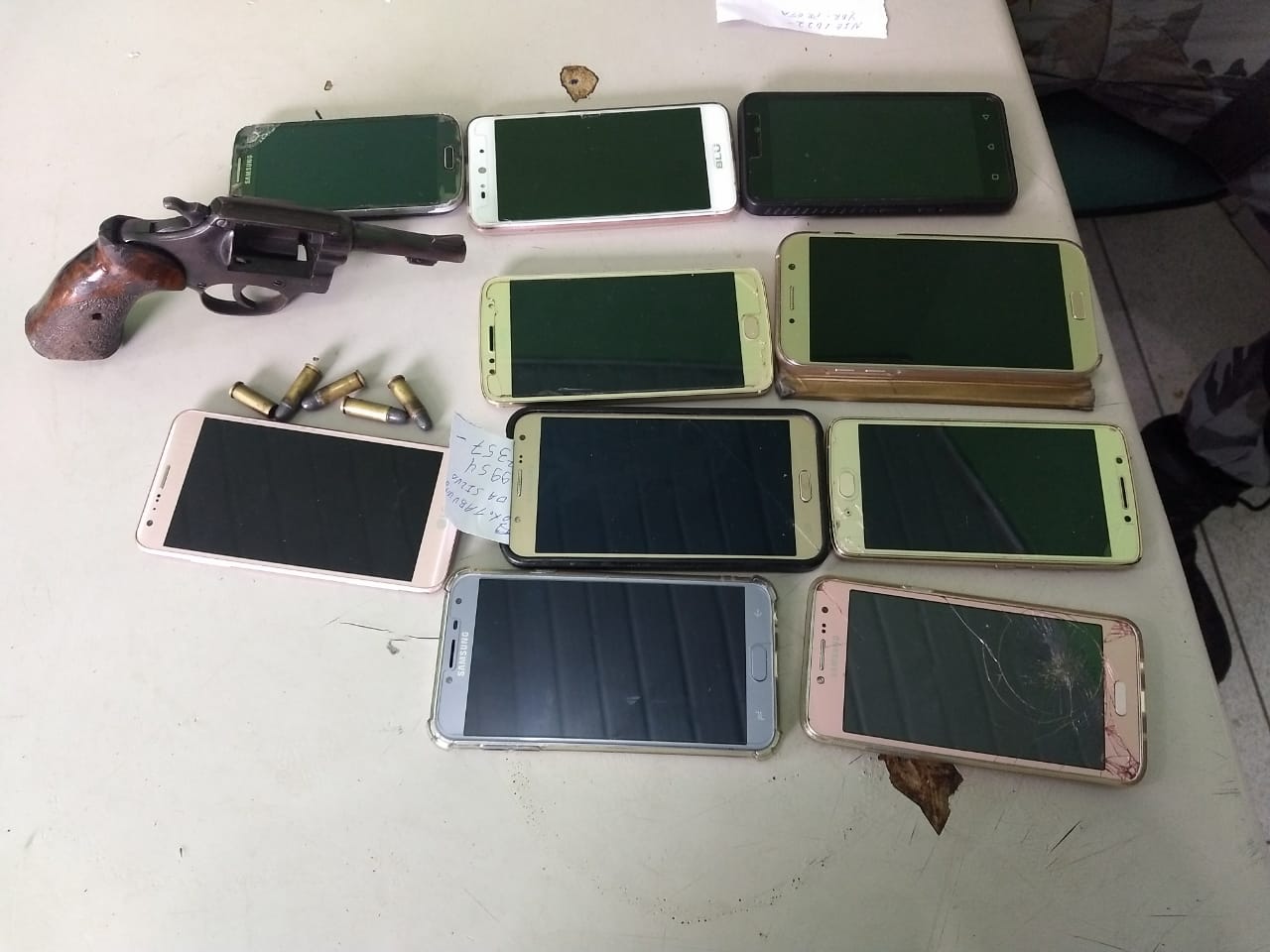 Arma de fogo e celulares apreendidos