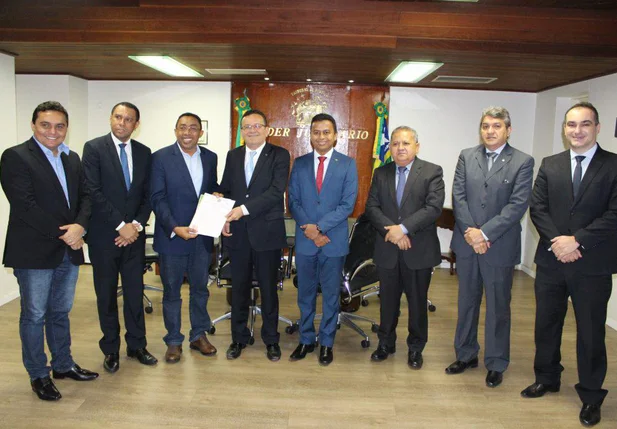 O presidente do TJ, Sebastião Ribeiro Martins, recebeu do prefeito de Floriano, Joel Rodrigues, na manhã desta sexta-feira (22), o termo de doação do terreno 