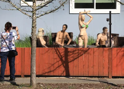 Americano usou manequins nus para provocar vizinho