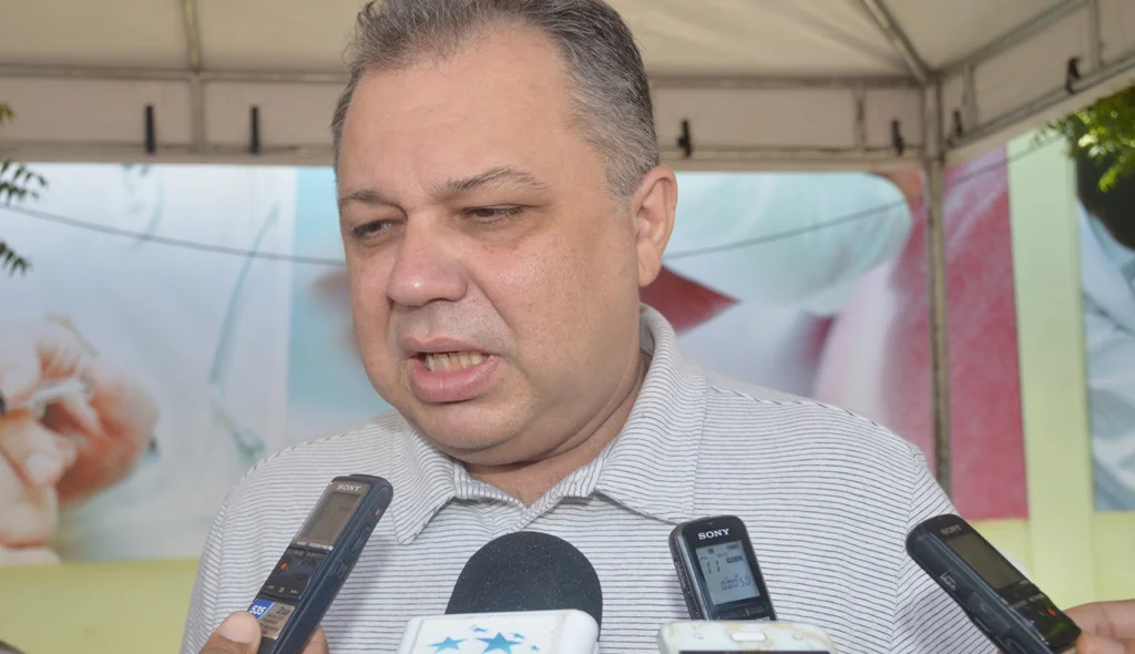 Secretário estadual de Saúde, Florentino Neto