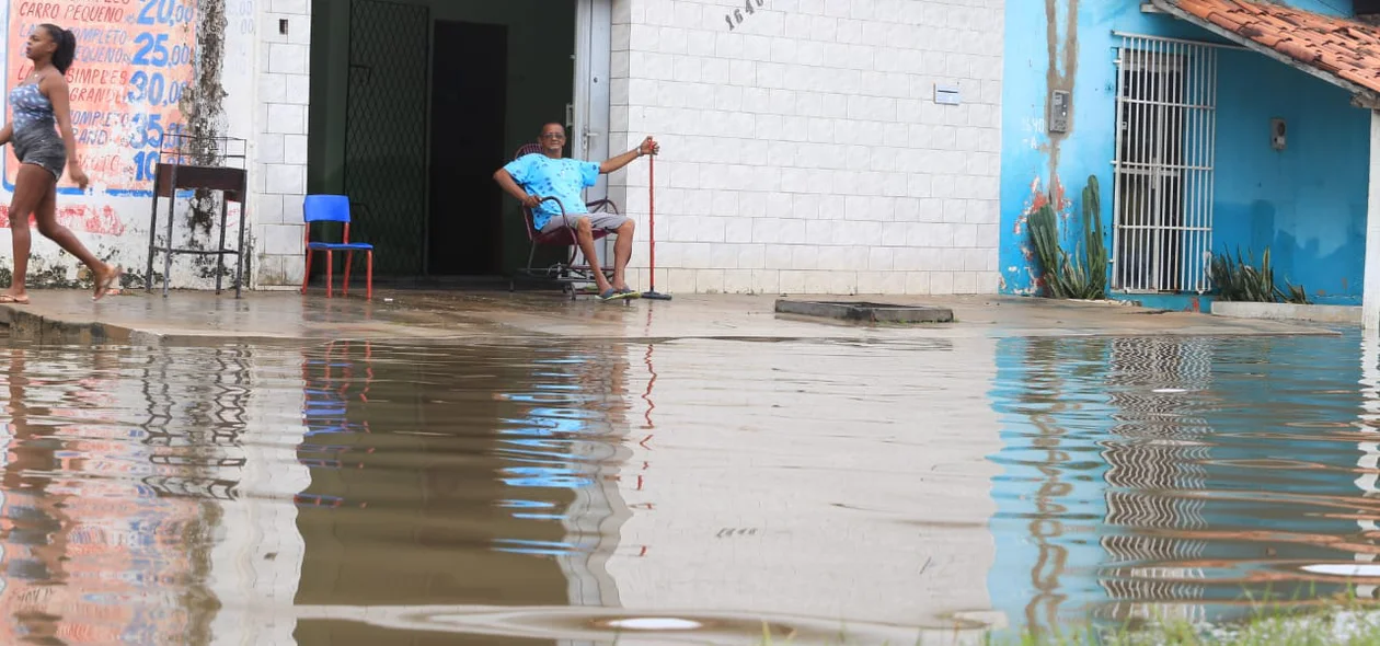Alto volume de água prejudica locomoção de moradores