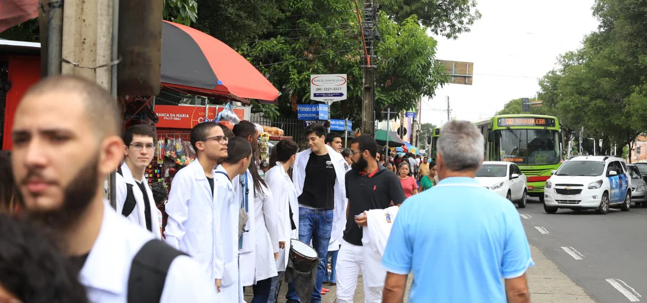 Alunos da FACIME em protesto na Avenida Frei Serafim
