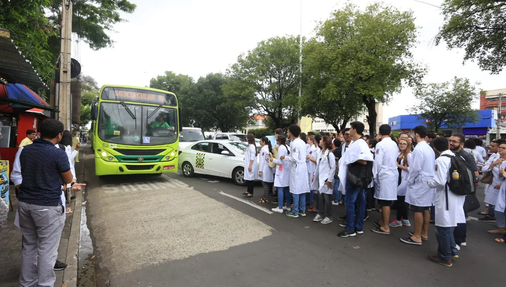Alunos da FACIME interromperam o trânsito na Avenida Frei Serafim em Teresina