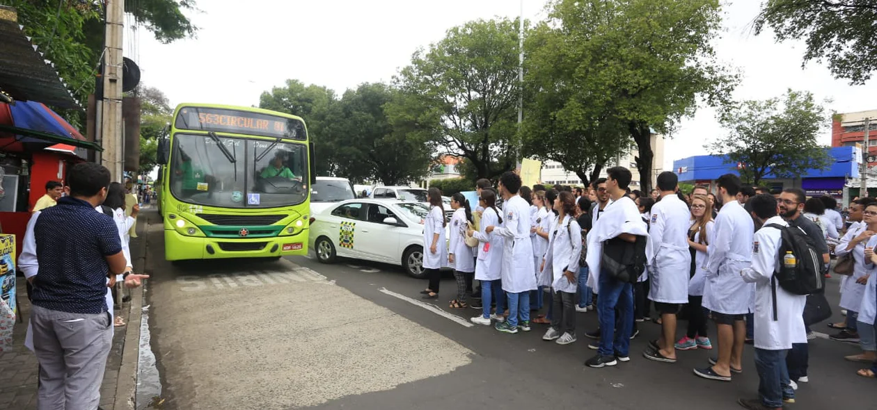 Alunos da FACIME interromperam o trânsito na Avenida Frei Serafim em Teresina