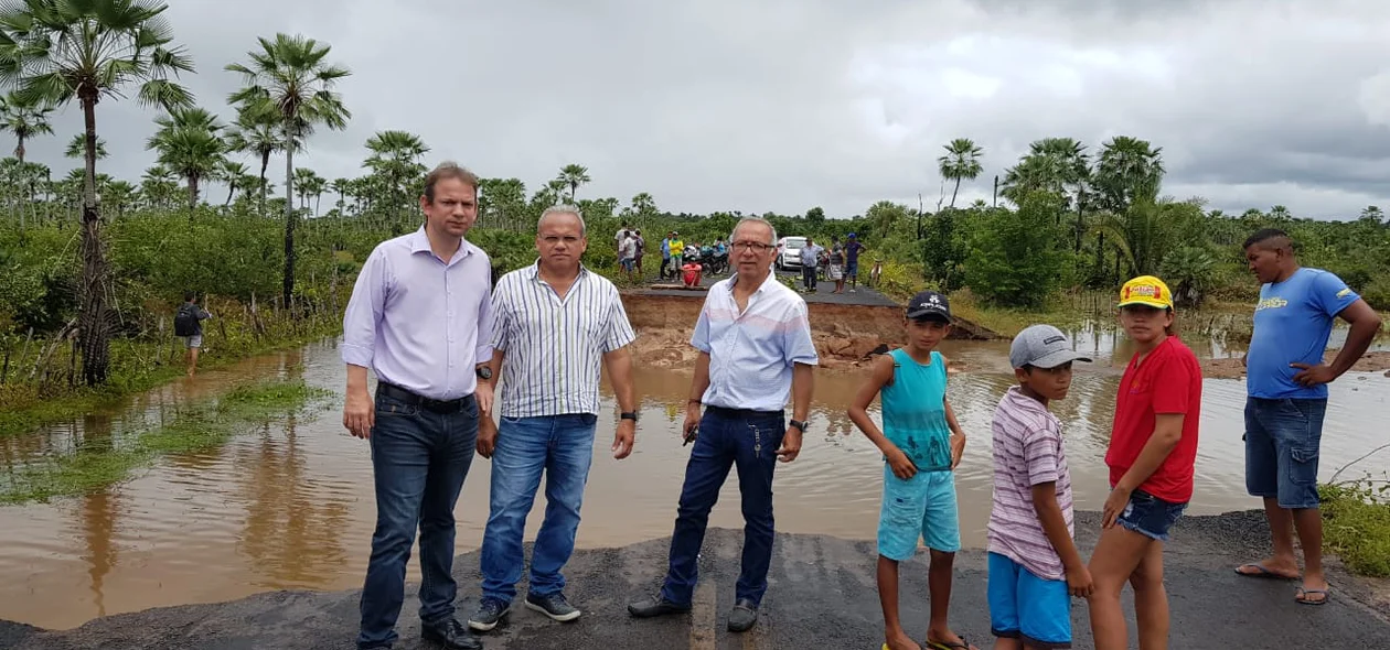 Equipe do DER analisa rompimento da PI 366