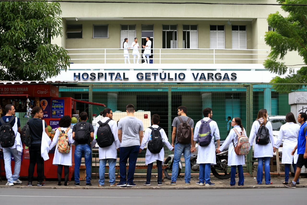 Estudantes da FACIME em protesto no Hospital Getúlio Vargas