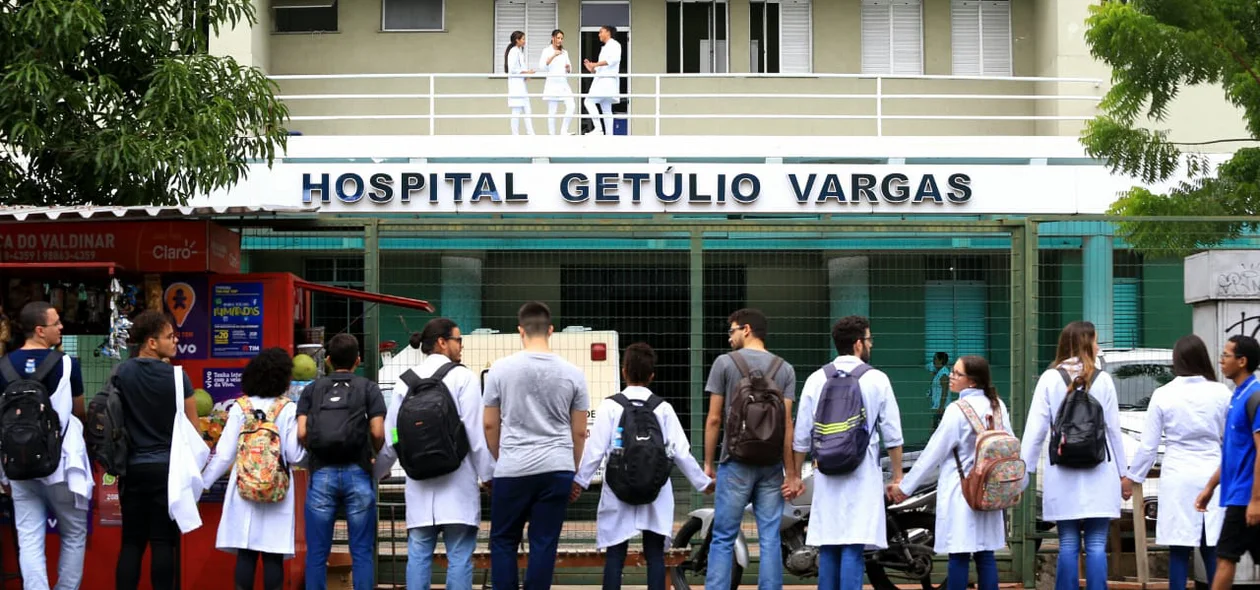Estudantes da FACIME em protesto no Hospital Getúlio Vargas