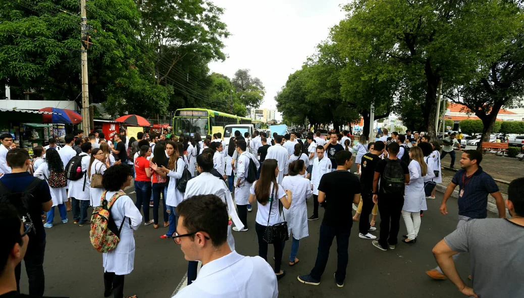 Estudantes da FACIME invadiram as vias da Avenida Frei Serafim em protesto