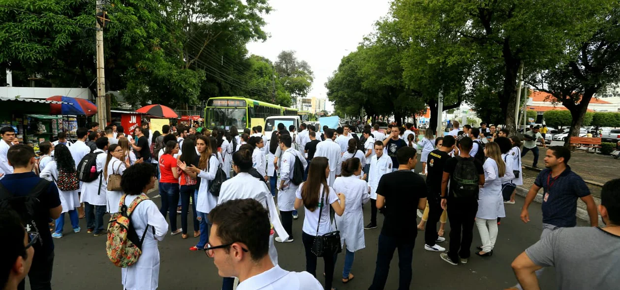 Estudantes da FACIME invadiram as vias da Avenida Frei Serafim em protesto