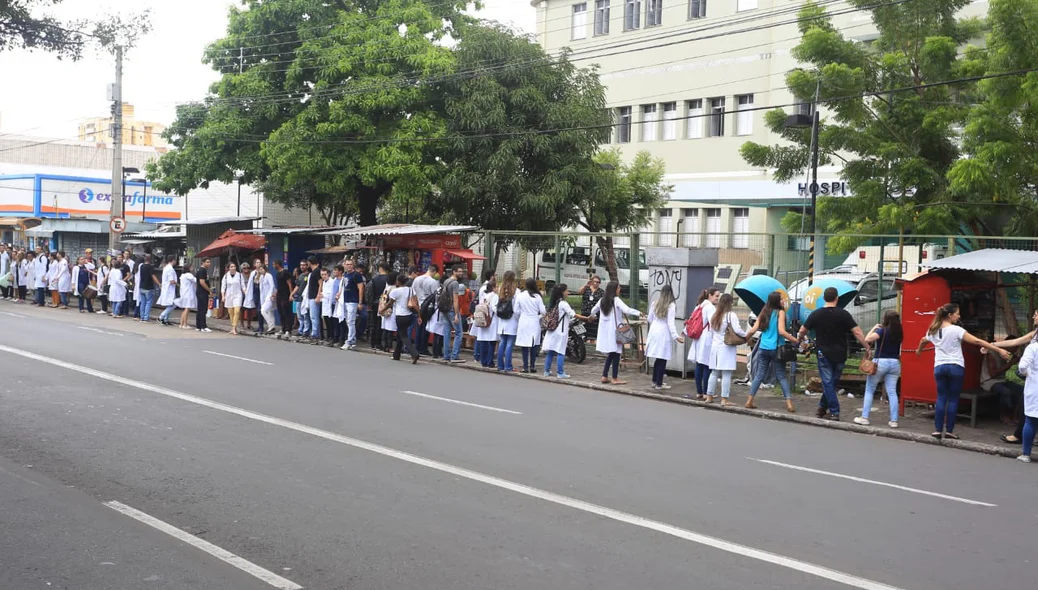 Estudantes da FACIME realizam ato no centro de Teresina