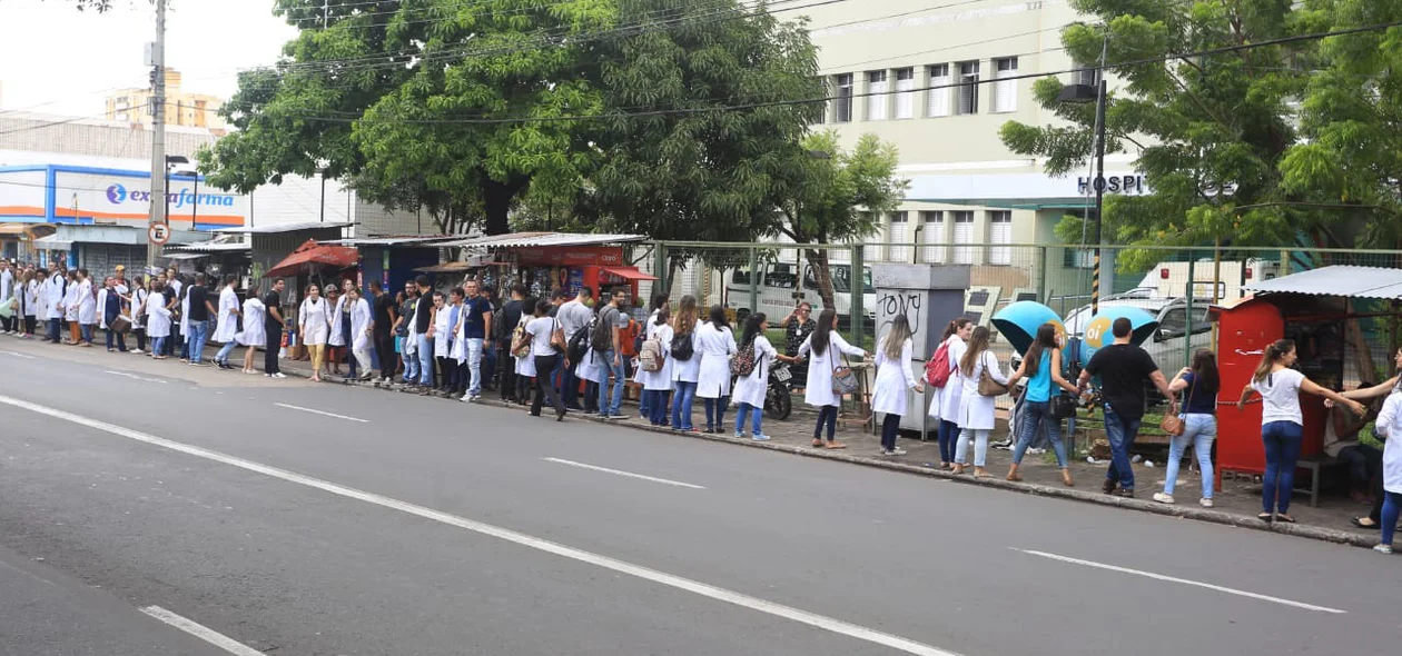 Estudantes da FACIME realizam ato no centro de Teresina