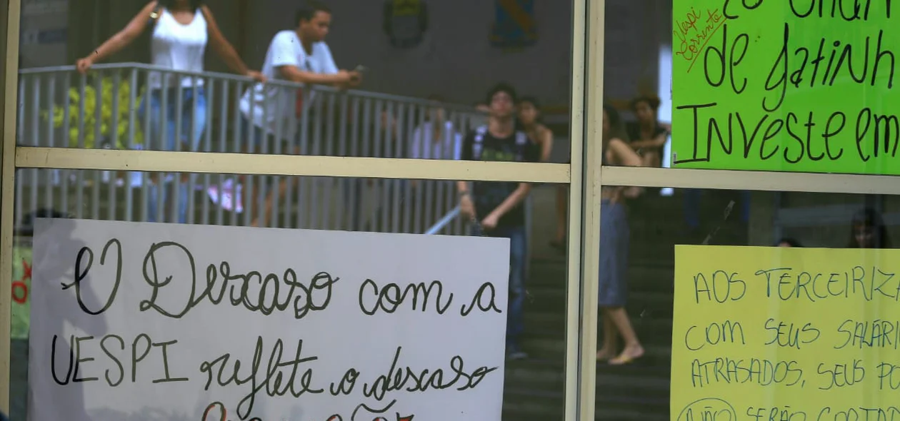 Grevistas e estudantes da UESPI colaram cartazes na instituição
