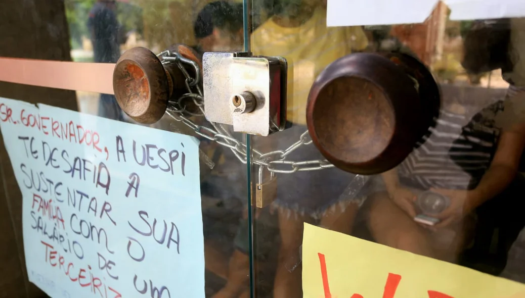 Porta da UESPI foi fechada por manifestantes