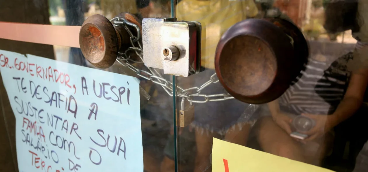 Porta da UESPI foi fechada por manifestantes