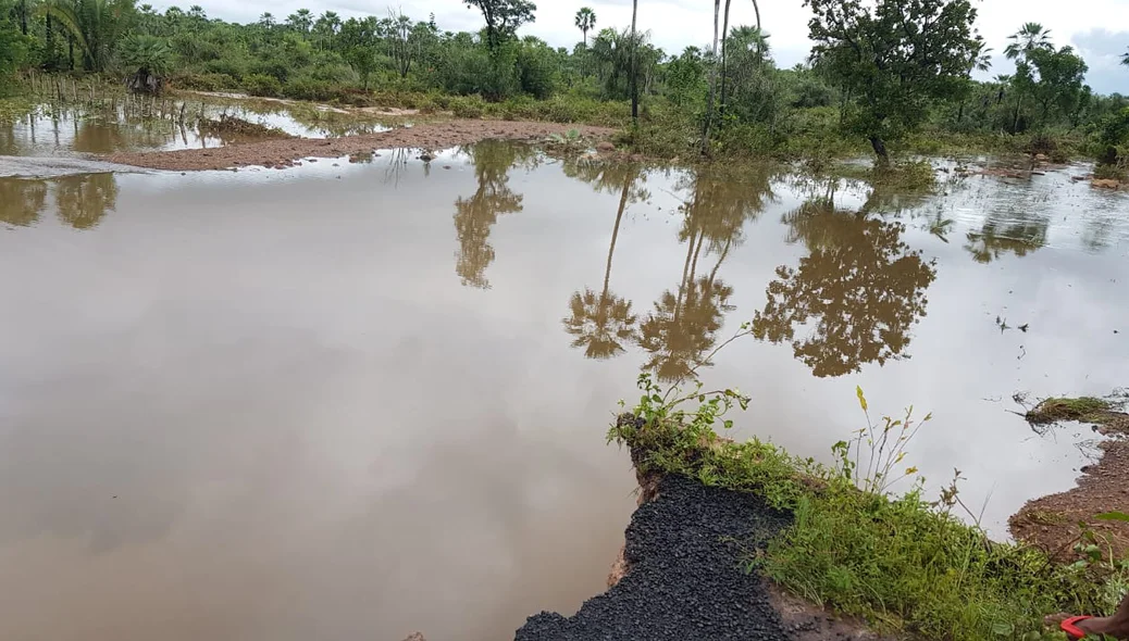 Rodovia PI 366 rompe e deixa cratera de cerca de 30 metros