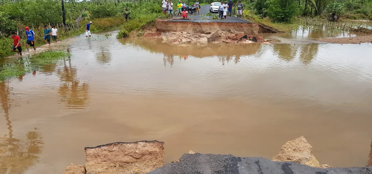 Rodovia PI 366 rompeu na madrugada dessa segunda-feira