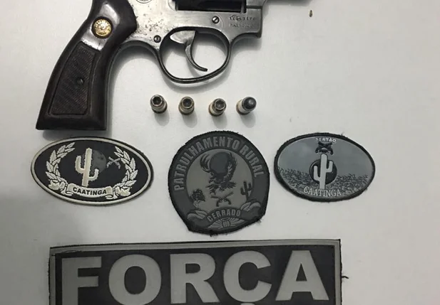 Arma apreendida com o suspeito 