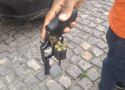 Arma encontrada com a dupla na Vila Firmino Filho