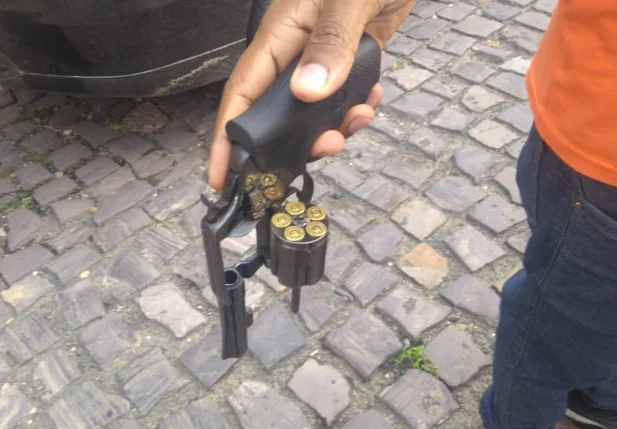 Arma encontrada com a dupla na Vila Firmino Filho