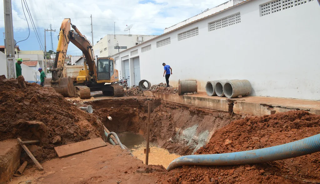Cratera tem mais de dez metros de comprimento