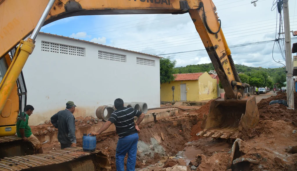 Maquinário pesado está sendo usado para resolver o problema