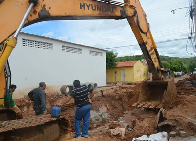 Maquinário pesado está sendo usado para resolver o problema