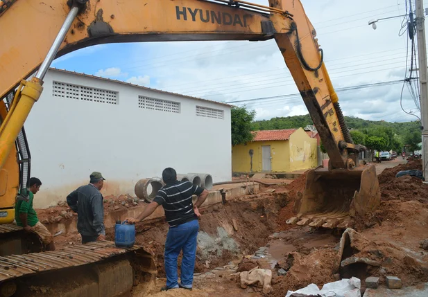 Maquinário pesado está sendo usado para resolver o problema