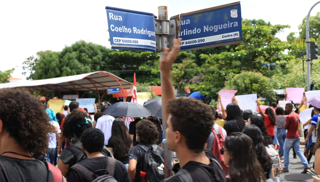 Os protestos acontecem na manhã de hoje