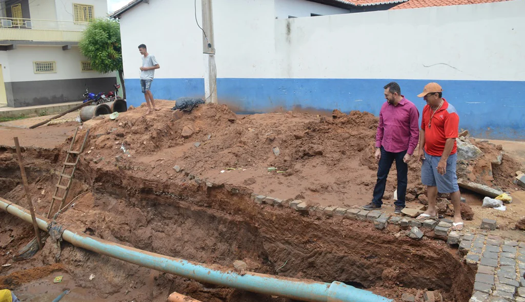 Padre Walmir conversa com supervisor de obras da Prefeitura