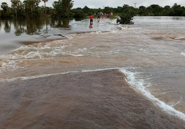 Rio invade trecho da PI 366