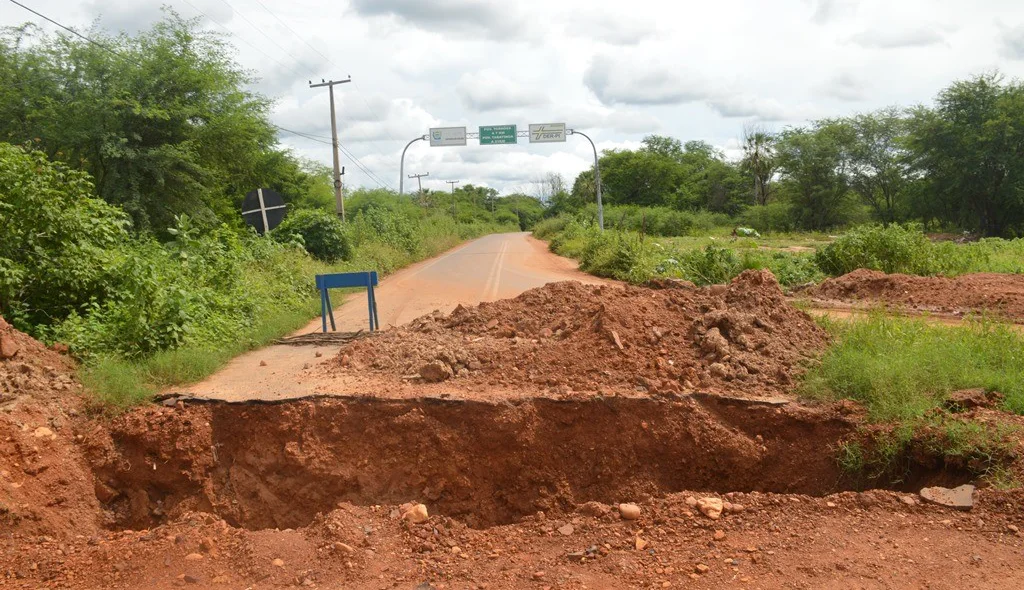 Buraco toma conta da PI-236