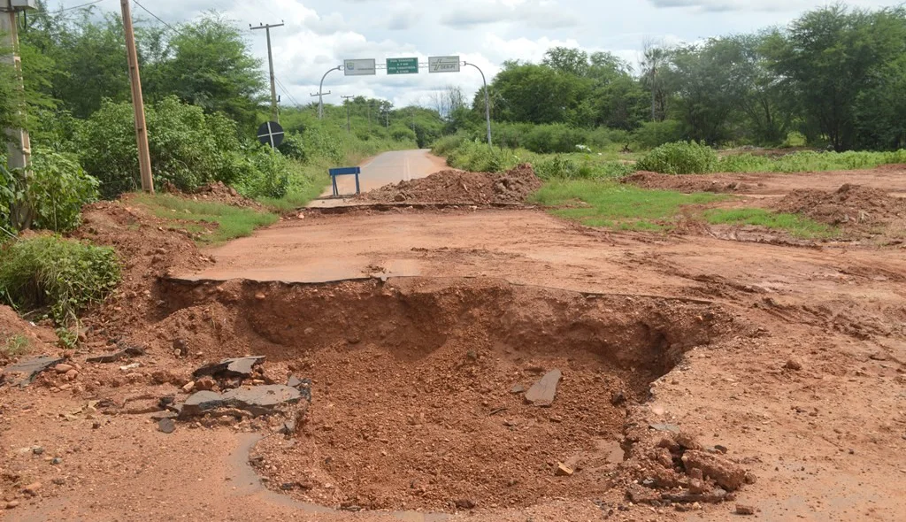 Crateras interditam rodovia de acesso a Aroeiras do Matadouro