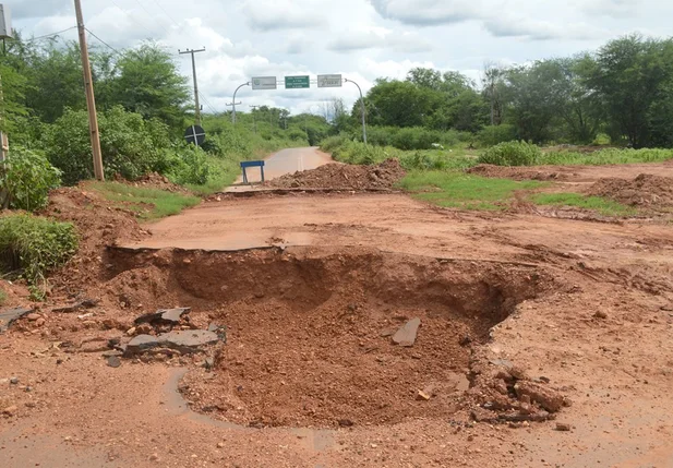 Crateras invadem estrada que dá acesso a Aroeiras do Matadouro 