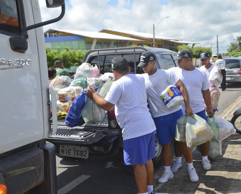 Fecomercio doa alimentos às vítimas de alagamentos em Parnaiba