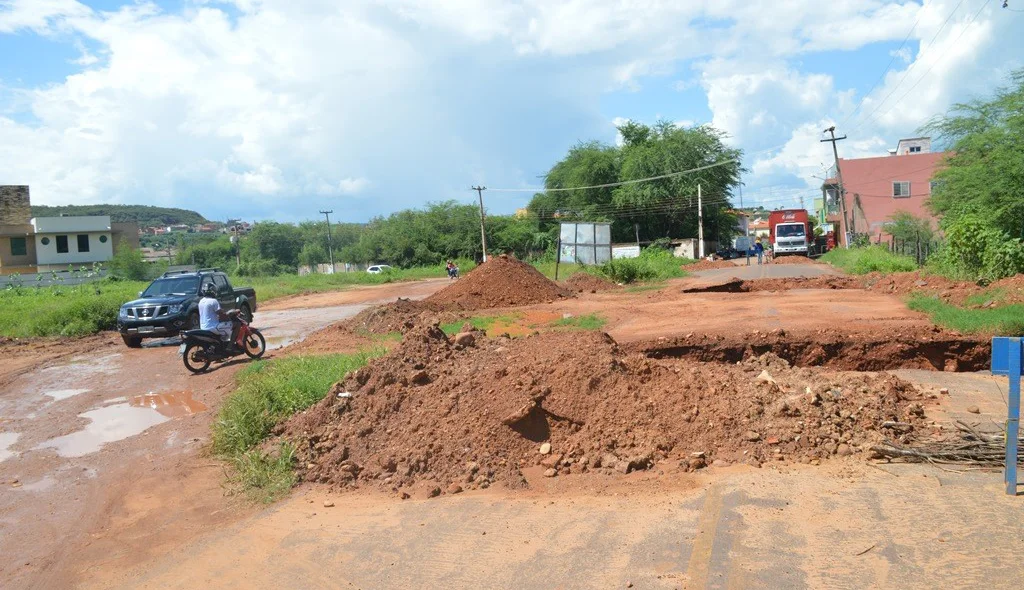 Motoristas e motociclistas utilizam desvio improvisado