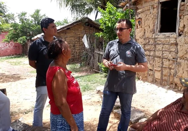 Prefeito Júnior Percy visita moradores do Povoado Barra do Longá