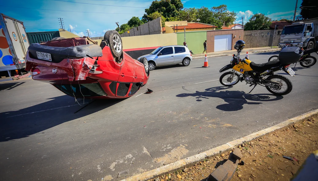 Siena capotou em avenida em Teresina 